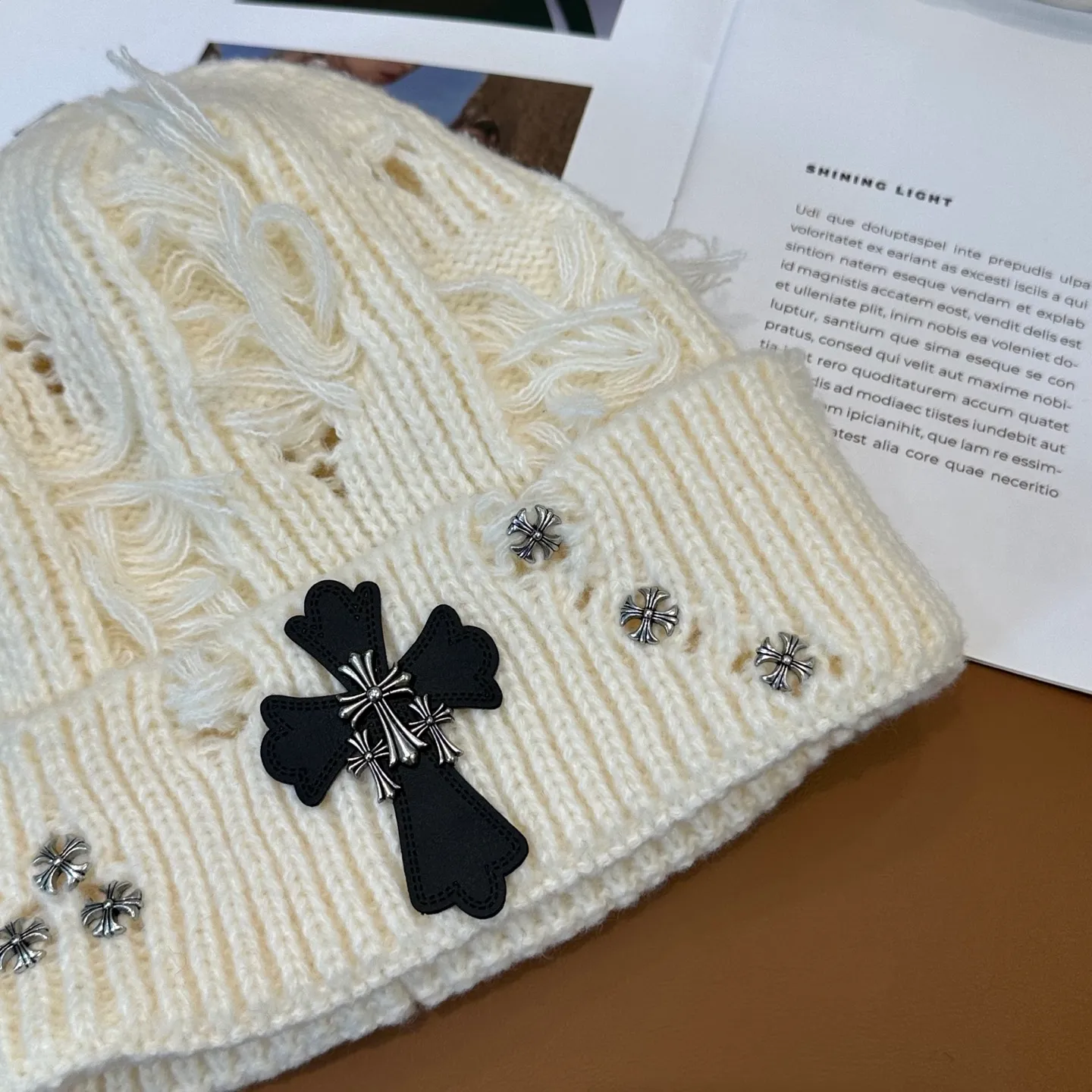 P70 🤍Chrome hearts new autumn and winter cross knitted hat🧶 One of the must-have hats in autumn and winter~ It really looks good on whoever wears it~, it is also a perfect match in black and white and gray in autumn~